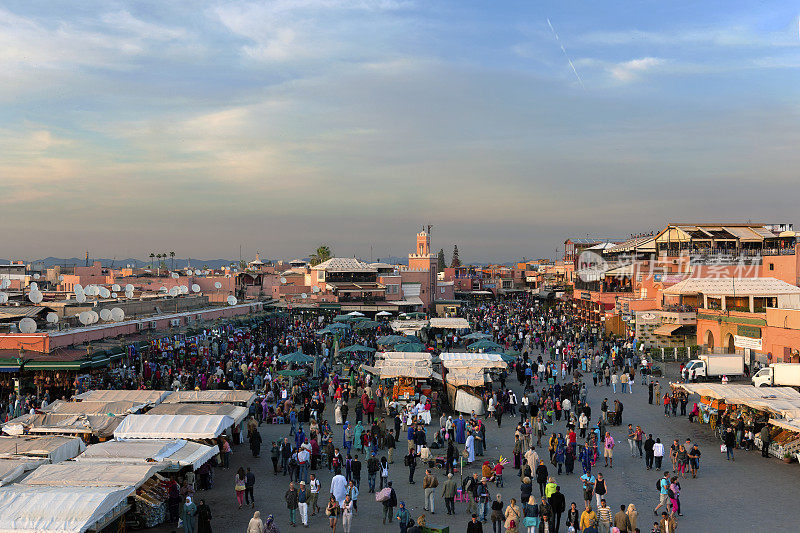 晚上Djemaa El Fna广场，马拉喀什，摩洛哥